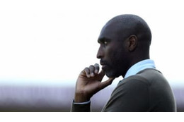 ソル・キャンベル監督、2試合で電撃辞任！その理由とは 画像