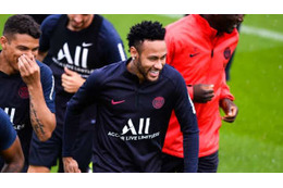練習復帰のネイマール、PSG監督との「ハグシーン」がこれ 画像