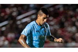 なんじゃこりゃ！鮮やかすぎる「背面バイシクル」が決まる 画像