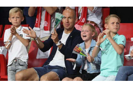 息子を指導するロッベン、「トレーニングプラン」がまさにロッベン 画像