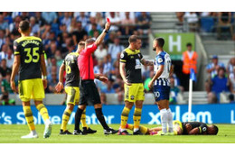 吉田麻也も見たはず…「プレミアリーグ史上最悪級の悪質タックル」がこれ 画像