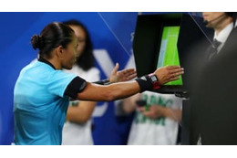 VAR普及で「副審廃止」の可能性も？FIFAが検討中か 画像