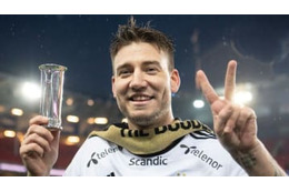 ベントナーのセクシー彼女、なぜか「上半身裸」で踊る 画像