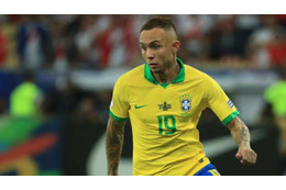 ブラジル代表エヴェルトン、フアンフランを子供扱いした「超速股抜き」がスゴすぎる 画像