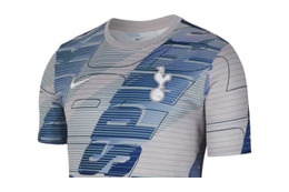 トッテナム・ホットスパー、「チーム名」が大胆な新作プレマッチトップ登場！ 画像