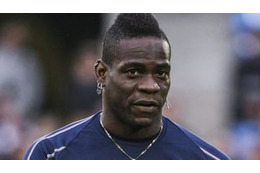 出場停止中のバロテッリさすが！新天地での「パワフルFK」がこれ 画像