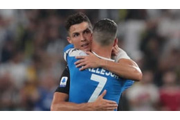 ロナウド、男前すぎ！なんと宿敵ナポリFWの初得点を祝ってあげる 画像