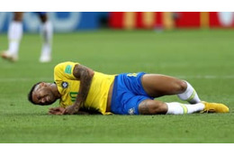 ネイマール、復帰戦でブッ潰される！「衝撃の看板激突シーン」がこれ 画像