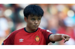 久保建英、吠える！DFを葬った「超ドリブルでPK奪取」がこれ 画像