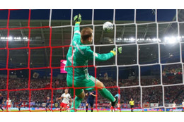 ノイアーは今も神！超ナックルシュートを阻止した「鬼の腕セーブ」がこれ 画像