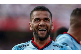 ダニ・アウヴェス、元Jリーガーをガチで削った「鬼タックル」がこれ 画像