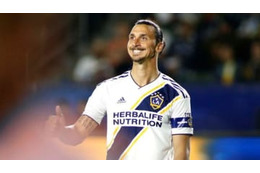 37歳イブラ「異次元のシュート技術」の最新ハットがこれ 画像