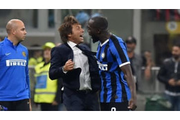 怪物ルカク、コンテ監督を吹っ飛ばす！「熱すぎる胸ドン」がこれ 画像