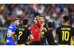 A・サンチェス、初ゴール後にまさかの退場！「仰天ダイブシーン」がこれ 画像