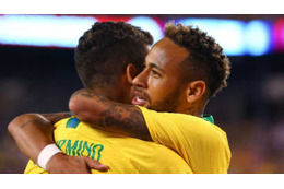 ネイマールとフィルミーノ、あの元Jリーガーとハグ！これはグッとくる 画像