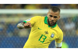 ダニ・アウヴェス、最強DFをあざ笑った「超股抜き」がこれ 画像