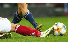 衝撃負傷…ロシア代表DFの肉をエグッた「戦慄タックル」がこれ 画像