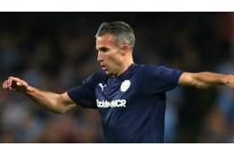 引退ファンペルシーが超ゴール！おどろきの「右足ミサイル弾」がこれ 画像