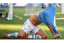 英雄になったイケメンFWインモービレ、ダサすぎる「赤っ恥パフォ」がこれ 画像