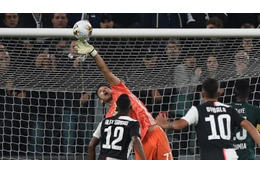 41歳ブッフォン、相手選手が全員頭を抱えた「鬼セーブ」がこれ 画像