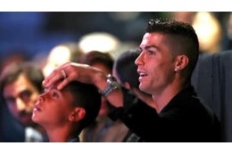 ロナウド、息子にも忖度なし！「おもちゃでガチシーン」がこれ 画像