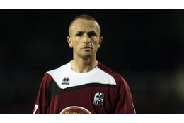 浮気がバレた元英U-20代表主将、妻にグラスを投げられて大流血 画像