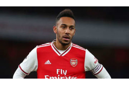 オーバメヤング高級車、目立ちすぎて「ファンに囲まれまくる」場面が話題 画像