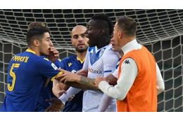 バロテッリに人種差別か…怒りのシュートを客席に蹴り込む「衝撃シーン」がこれ 画像