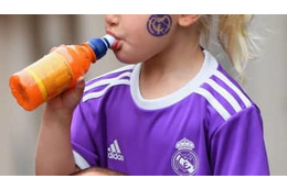 カワいすぎるバルサ嫌い幼女、本家レアル戦に降臨する 画像