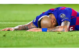 闘志がおかしい！バルサ“FW”ビダル、決死の「超絶顔面パス」がこれ 画像