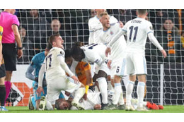 バイシクルが顔面直撃…「ピッチが凍りついた衝撃失神シーン」がこれ 画像