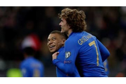 エムバペとグリーズマンの「仲良しワチャワチャシーン」がこれ 画像