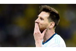 メッシ、ブラジル代表監督にやった「黙りなよポーズ」がこれ 画像