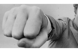 20歳GK、試合後に「ジャンピングパンチ」を食らう場面がこれ 画像