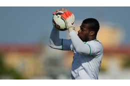 これはヤバいぞ！集合写真中、GKのとにかく「ヤバい動き」がこれ 画像