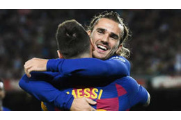 メッシ、グリーズマンをペシペシ叩く！「バルサの罰ゲーム」がこれ 画像