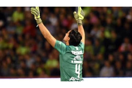 背番号4のGKが伝説ゴール！仰天の「100m超ロングシュート」がこれ 画像