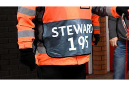 なぜ…スタジアムで警備員が「ファンをぶん殴る」衝撃映像がこれ 画像