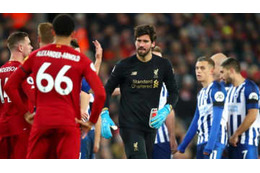 リヴァプールGKアリソン、完全ハンドで退場！「一発レッドシーン」がこれ 画像