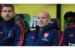 ユングベリ、スコールズの「スーツ着ない監督はダメ」に苦笑する場面がこれ 画像