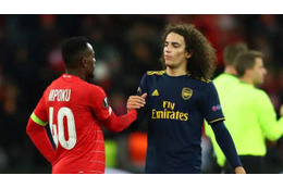 顔面エルボー？！アーセナルMFグエンドゥージ、「やりすぎ演技」がこれ 画像