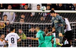 レアルを救った！身長約2mのクルトワ、「伝説未遂の跳人ヘッド」がこれ 画像