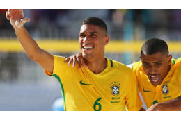 こりゃすんげえ！ビーチでの「自陣からのリフティングボレー」がこれ 画像