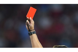 ドクターヘリで緊急搬送…退場にキレた選手が主審をブン殴る「衝撃動画」がこれ 画像