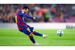 メッシ、伝家の宝刀が炸裂！軌道がエグい「必殺フリーキック」がこれ 画像