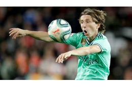 ネイマールとは大違い！聖人モドリッチがレアル選手を股抜きするとこうなる 画像