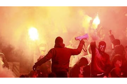 発煙筒を持ってピッチに乱入！しようとしたサポに…悲劇 画像