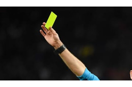 VARを盗み見したGKにイエローカード！「驚きの瞬間」がこれ 画像