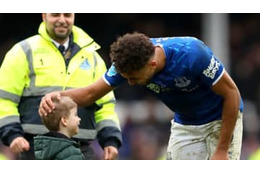 これはズルい…！選手も警備員もニコニコにさせた「最強の乱入者」がこちら 画像