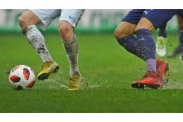 これぞ「泥サッカー」すごいピッチでの試合映像がおもしろい 画像